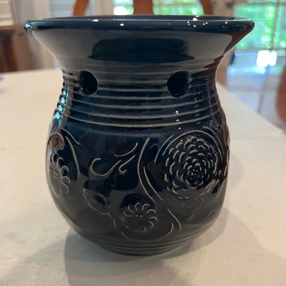 Yankee Candle Dark Navy Blue Chrysanthemum style floral oil warmer.